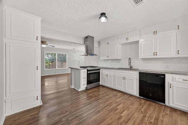 714 E Humble Street, Baytown, TX 77520