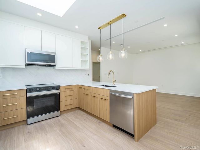 24 Lumber Road 1, Roslyn, NY 11576