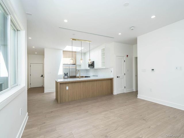 24 Lumber Road 1, Roslyn, NY 11576
