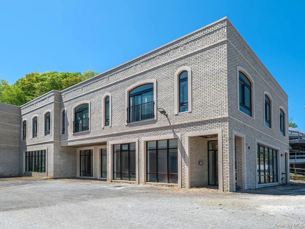 24 Lumber Road 1, Roslyn, NY 11576