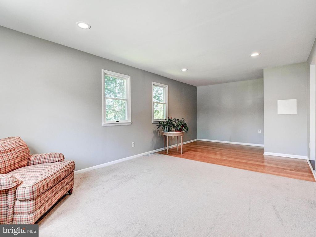 Image 10 of property listing at 4 HARLOW CT, Cockeysville, MD 21030