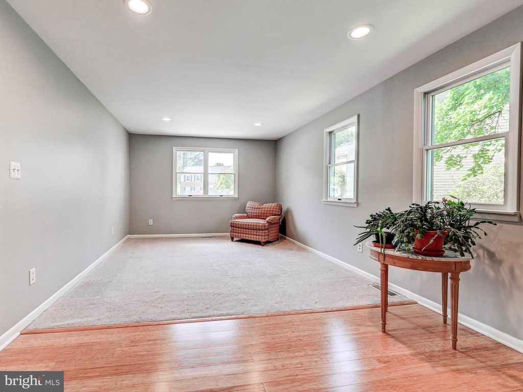 Image 11 of property listing at 4 HARLOW CT, Cockeysville, MD 21030
