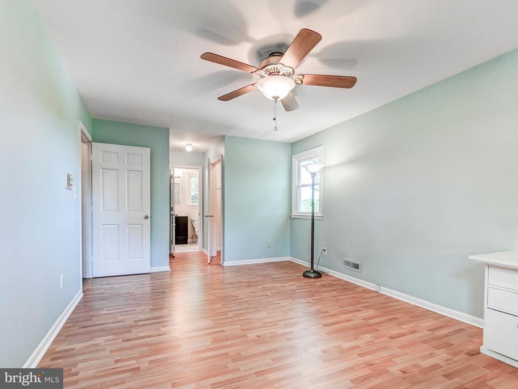 Image 18 of property listing at 4 HARLOW CT, Cockeysville, MD 21030