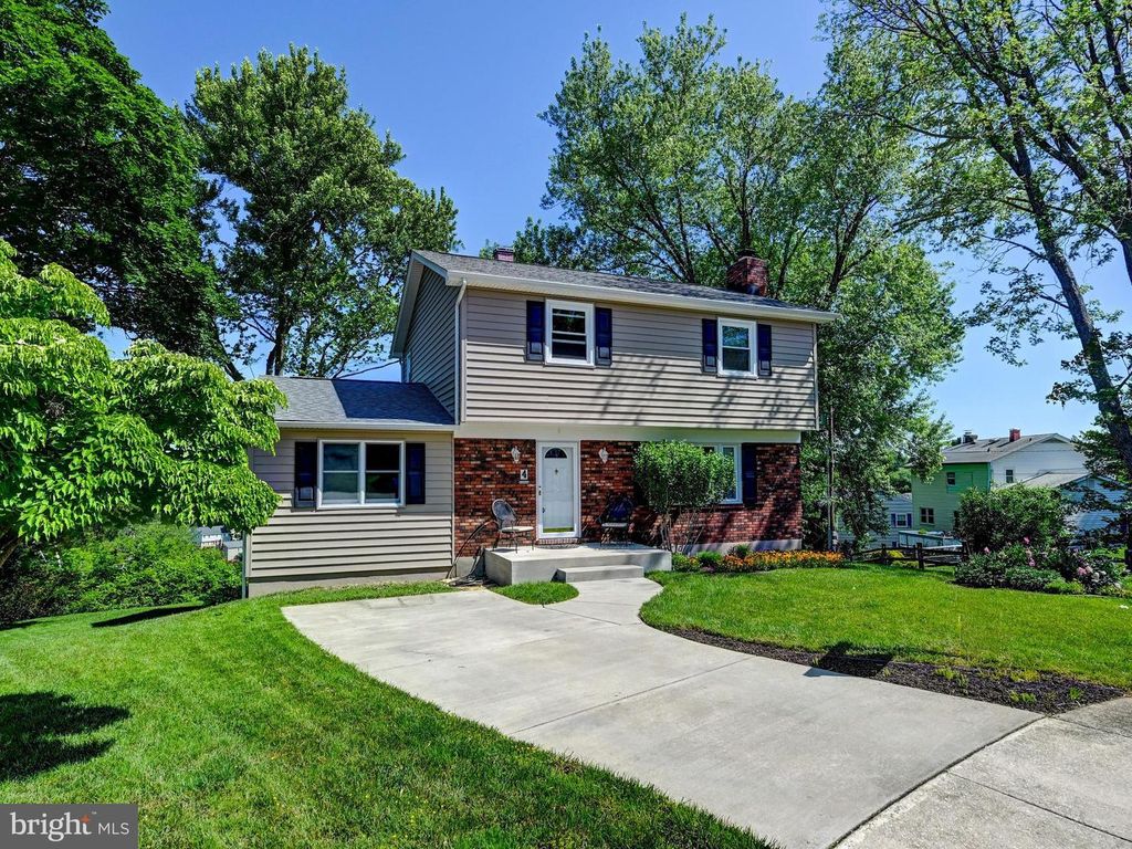 Image 2 of property listing at 4 HARLOW CT, Cockeysville, MD 21030