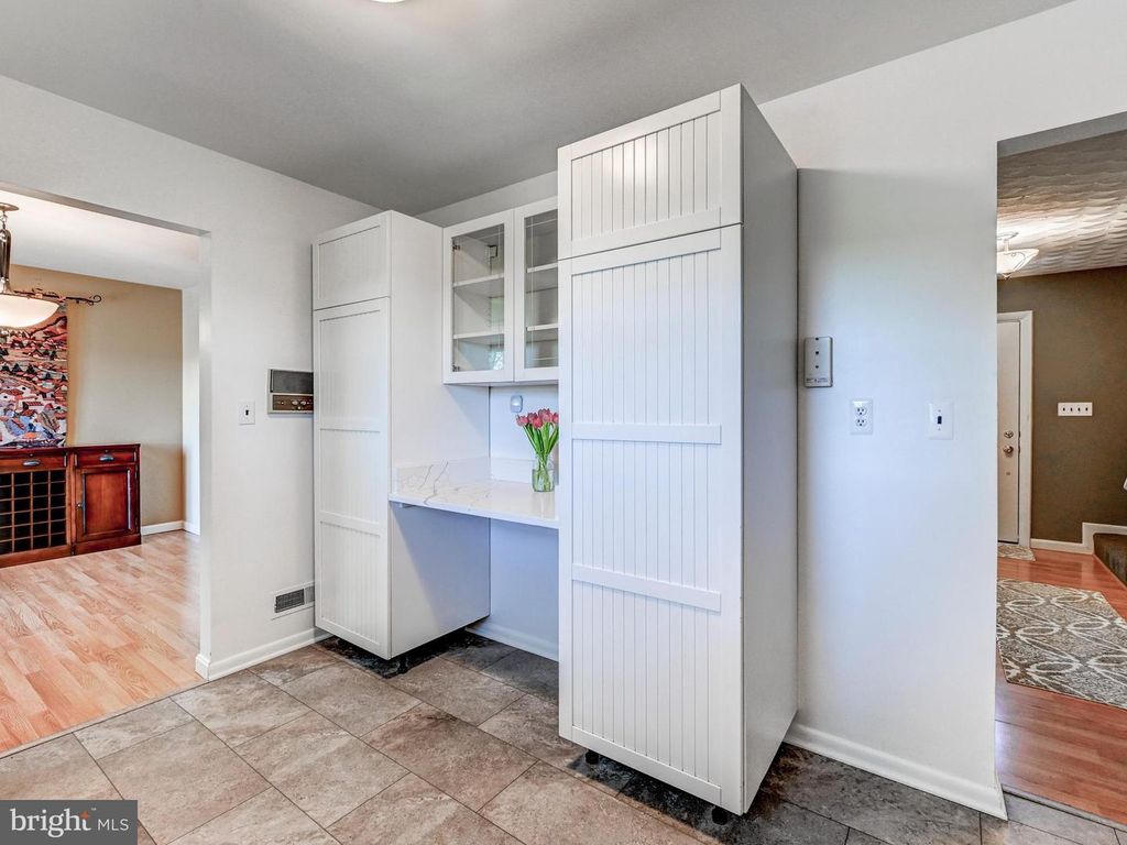 Image 4 of property listing at 4 HARLOW CT, Cockeysville, MD 21030