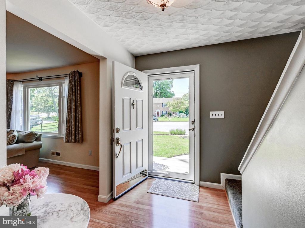 Image 8 of property listing at 4 HARLOW CT, Cockeysville, MD 21030