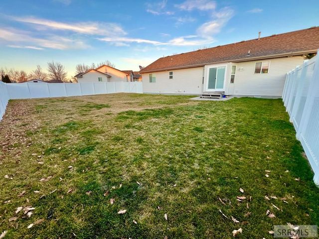 978 Edinburg Circle, Ammon, ID 83406