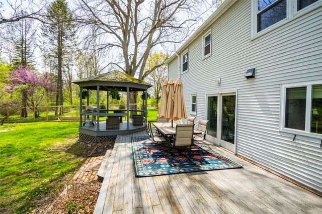 217 Huckleberry Rd, Farmington, NY 14425