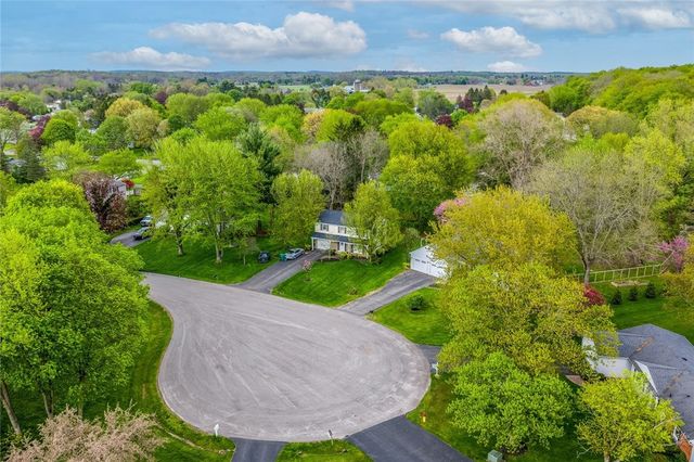 217 Huckleberry Rd, Farmington, NY 14425