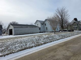 302 9th Street E, Vinton, IA 52349