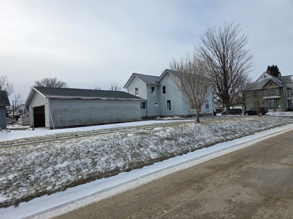 302 9th Street E, Vinton, IA 52349