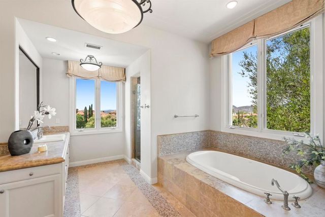 8062 Entrada De Luz E, San Diego, CA 92127