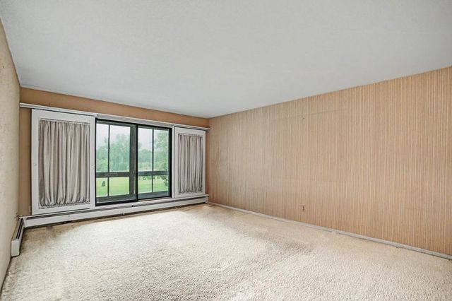 2680 Oxford Street N 107, Roseville, MN 55113