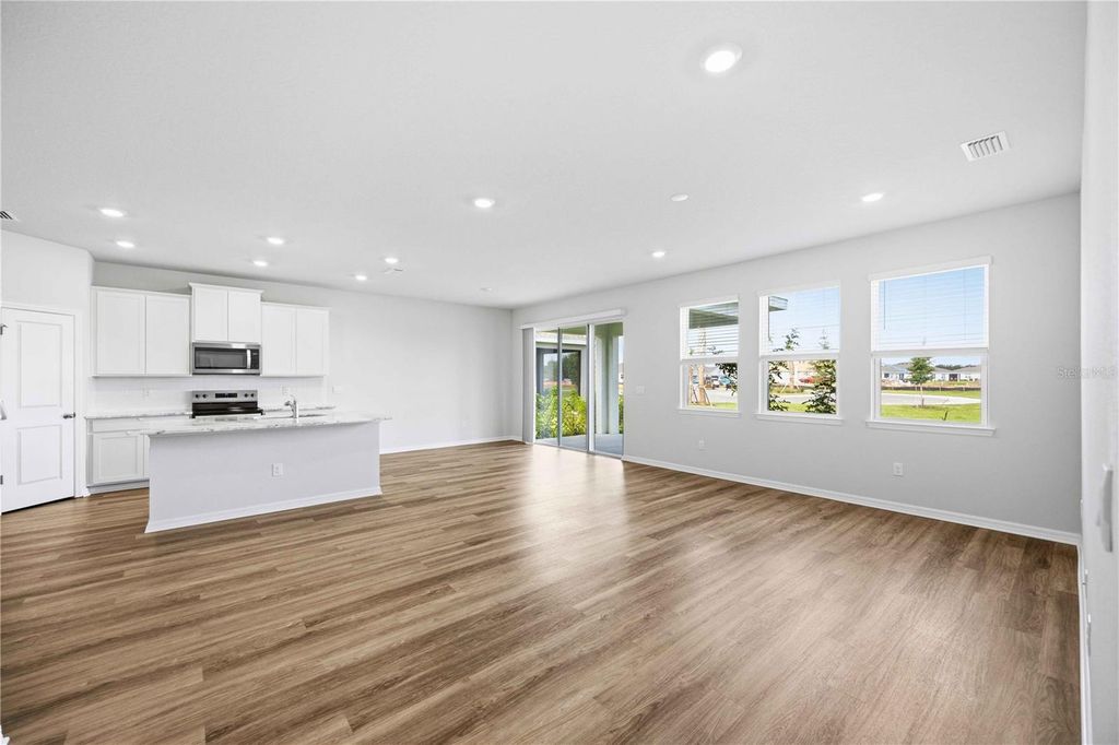 Image 9 of property listing at 624 160TH STREET E, Bradenton, FL 34212