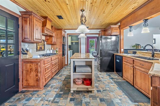 4601 W QUAIL HOLLOW Drive, Lake Charles, LA 70605