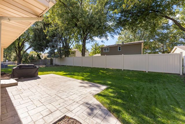 6S174 LAKEWOOD Drive, Naperville, IL 60540