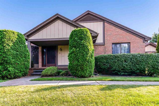 32 Meadow Wood Drive, Rochester Hills, MI 48307