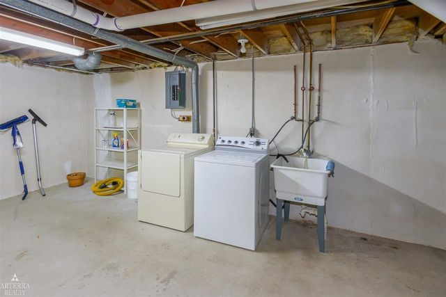 32 Meadow Wood Drive, Rochester Hills, MI 48307