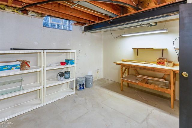 32 Meadow Wood Drive, Rochester Hills, MI 48307