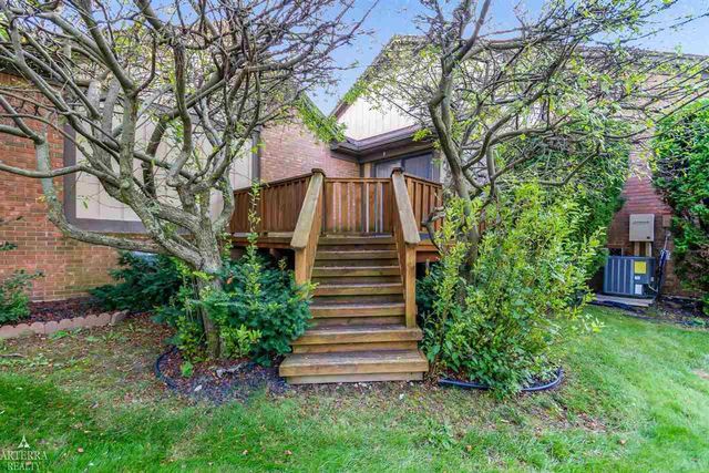 32 Meadow Wood Drive, Rochester Hills, MI 48307