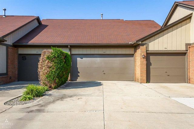 32 Meadow Wood Drive, Rochester Hills, MI 48307