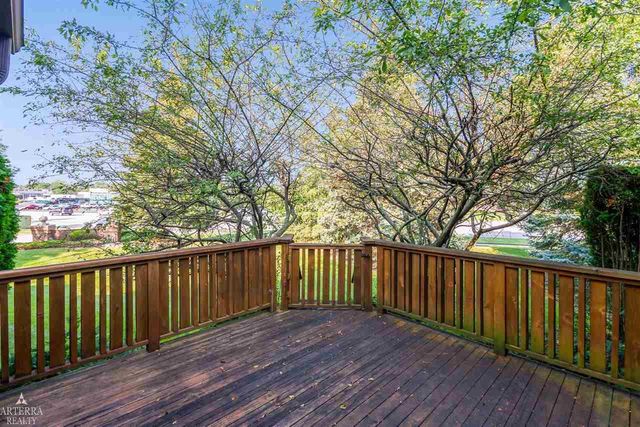 32 Meadow Wood Drive, Rochester Hills, MI 48307