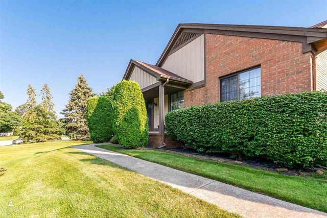 32 Meadow Wood Drive, Rochester Hills, MI 48307