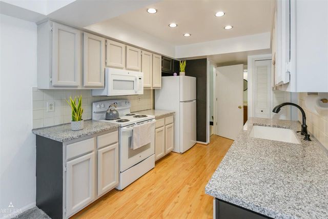 32 Meadow Wood Drive, Rochester Hills, MI 48307