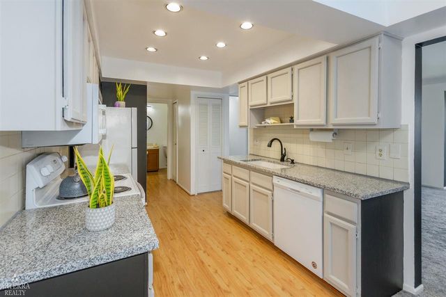 32 Meadow Wood Drive, Rochester Hills, MI 48307