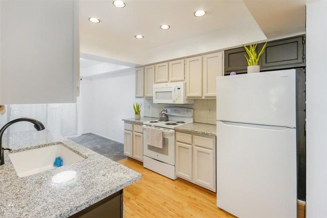 32 Meadow Wood Drive, Rochester Hills, MI 48307