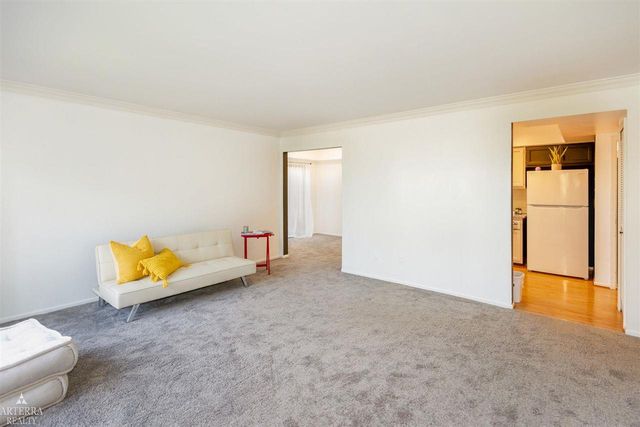 32 Meadow Wood Drive, Rochester Hills, MI 48307