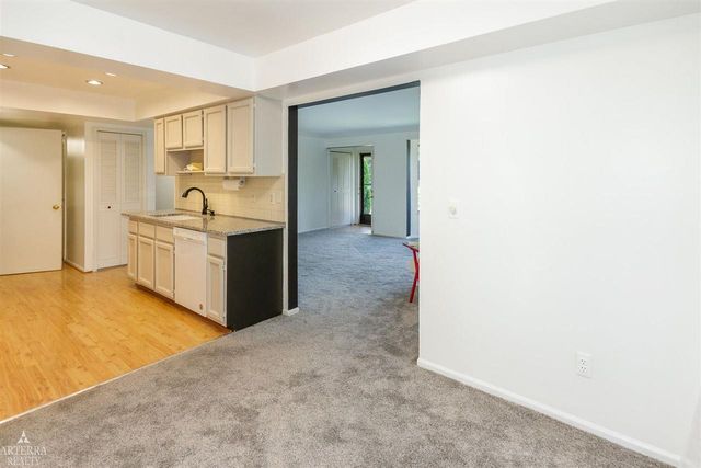 32 Meadow Wood Drive, Rochester Hills, MI 48307