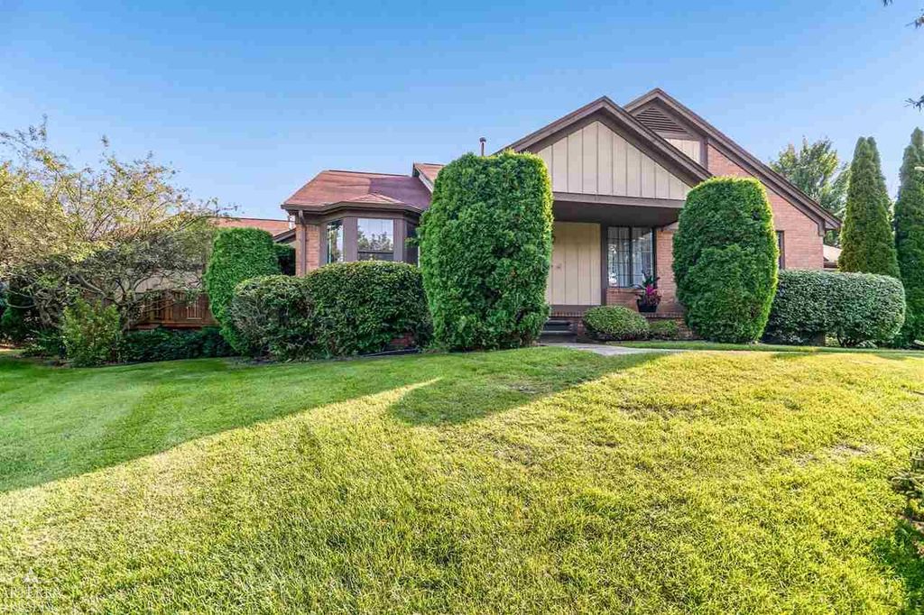 32 Meadow Wood Drive, Rochester Hills, MI 48307