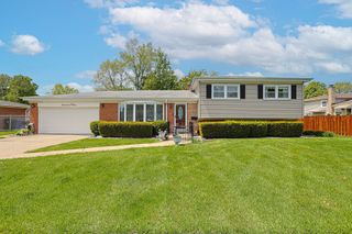 1703 W Robbie Lane, Mount Prospect, IL 60056