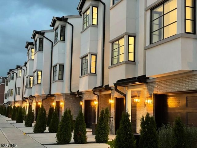 14 Harbor Front Ter, Elizabeth City, NJ 07206