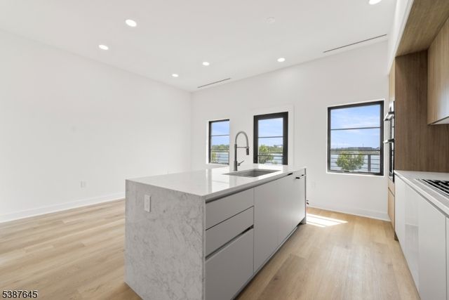 14 Harbor Front Ter, Elizabeth City, NJ 07206