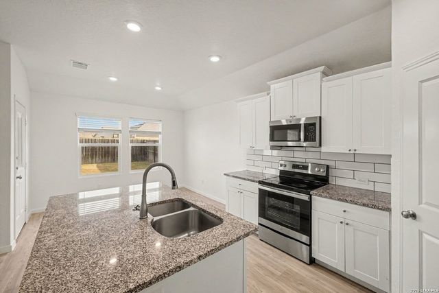 2708 IBERIA CT, Seguin, TX 78155