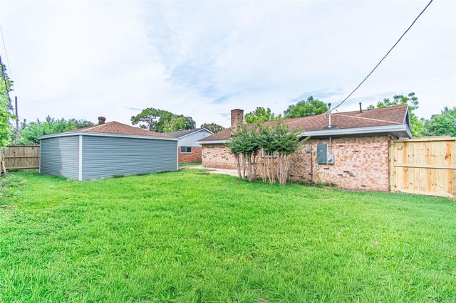 11726 N Willow Circle, Houston, TX 77071