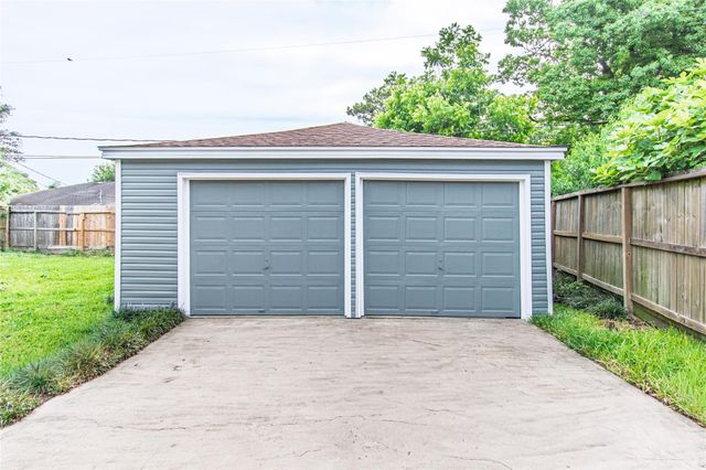 11726 N Willow Circle, Houston, TX 77071