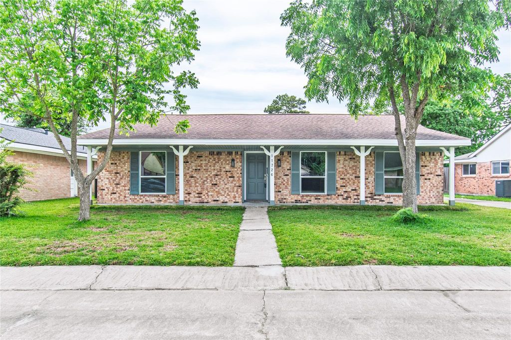 11726 N Willow Circle, Houston, TX 77071