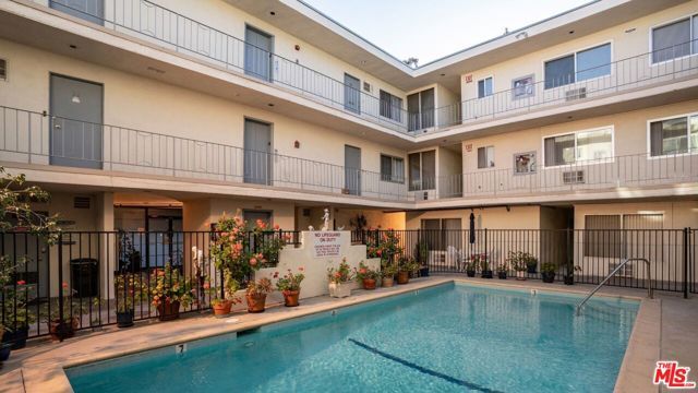 11175 Huston Street, North Hollywood (los Angeles), CA 91601