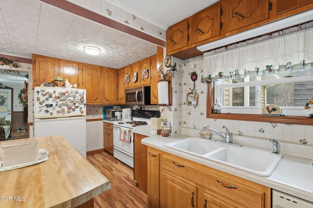 11413 Lyons Fork, Coeburn, VA 24230