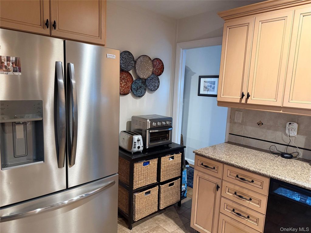 4 Primrose Avenue, Hicksville, NY 11801 — photo 5