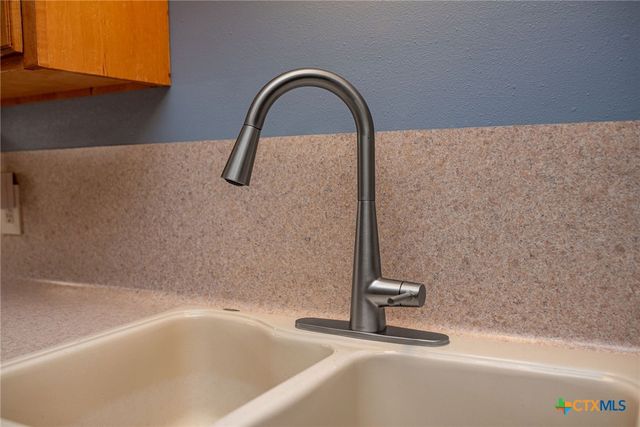 1112 W Dallas Avenue, Seadrift, TX 77983