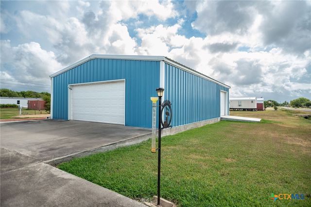 1112 W Dallas Avenue, Seadrift, TX 77983