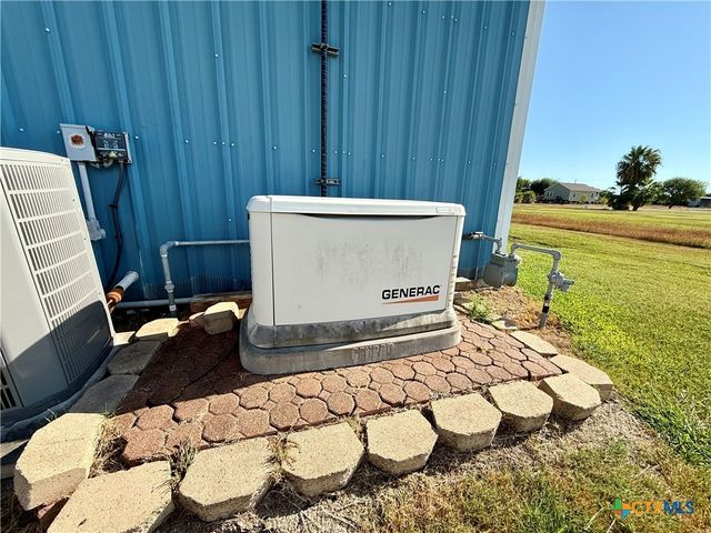 1112 W Dallas Avenue, Seadrift, TX 77983