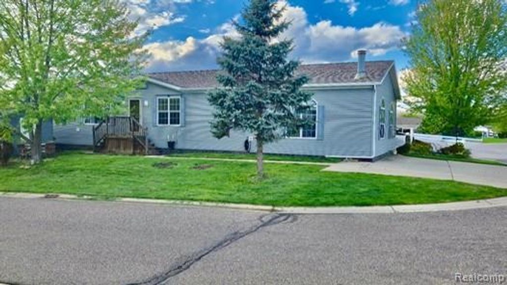 11105 Wood Run Circle, Green Oak Township, MI 48178
