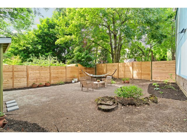 321 Ne STANTON St, Portland, OR 97212