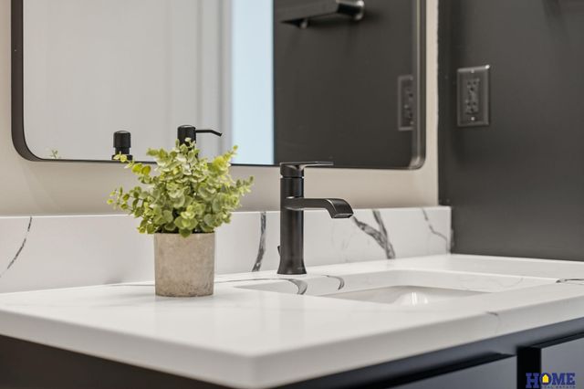 7743 Aero Circle, Lincoln, NE 68516