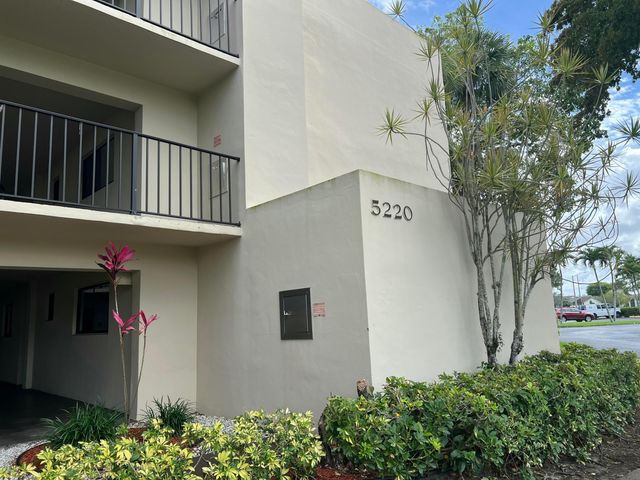 5220 Las Verdes Circle 101, Delray Beach, FL 33484